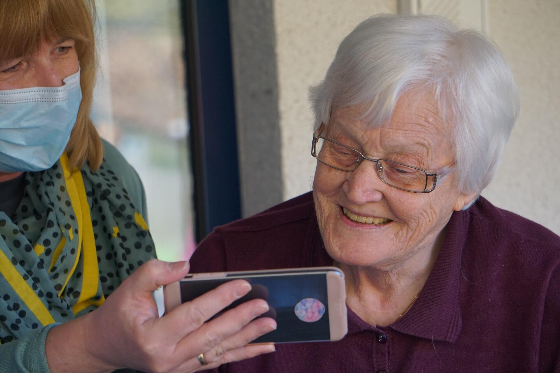 How Technology Can Help Seniors and People with Dementia to Connect